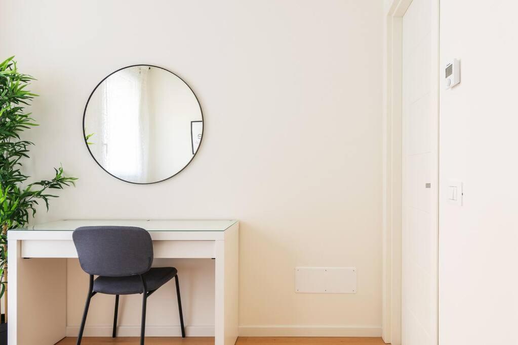 Dettaglio specchio e scrivania